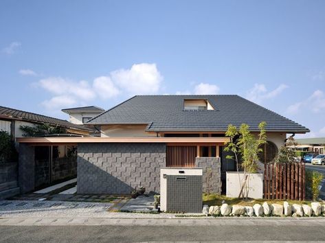 Japan House Exterior, Japan House Design, Tropical Houses Architecture, Japanese Modern House, Modern Japanese House, Humble House, Home Designs Exterior, Asian House, Modern Tropical House