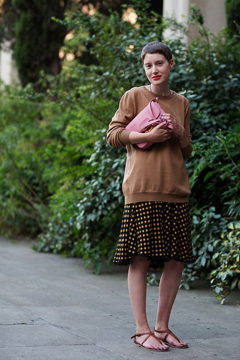 On the Street….via Creti, Florence Pull a sweater over a dress. Waist Skirt Outfit, Skirt Outfit Fall, Drop Waist Skirt, The Sartorialist, Minimal Street Style, Belle Silhouette, Ageless Style, Woman's Fashion, Womens Fashion Inspiration