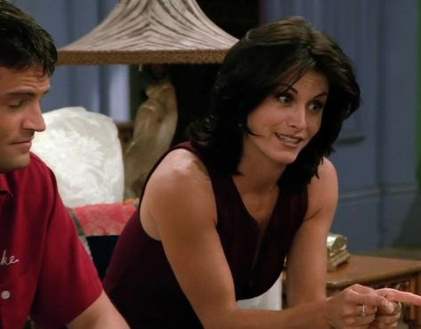 Chandler And Monica, Monica Friends, Light Pink Hair, Monica Geller, Friends Moments, 90s Hairstyles, Mullet Hairstyle, Hair Clothes, Friends Tv