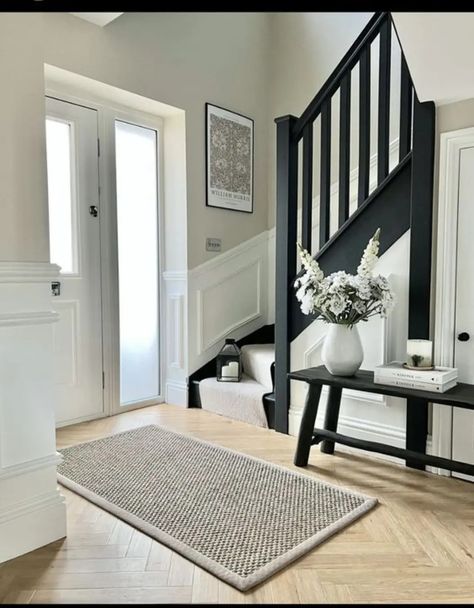 Stair Landing Decor, Stairs Designs, Stairs And Hallway Ideas, Home Decor Stairs, Black Hallway, Decor Stairs, Staircase Wall Decor, Entryway Decor Ideas, House Staircase