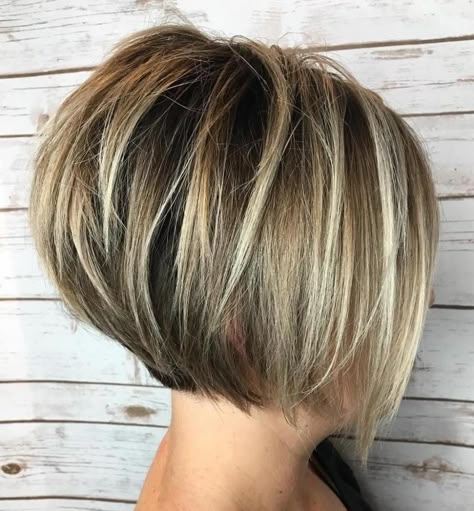 Jaw-Length Stacked Bob With Highlights #shortbobhairstyles Short Bob Cut, Short Layered Bob, Blonde Balayage Bob, Kort Bob, Inverted Long Bob, Inverted Bob Haircuts, Κούρεμα Bob, Inverted Bob Hairstyles, Stacked Bob Hairstyles