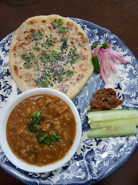 Stuffed amritsari kulcha with chole Amritsari Kulcha, Vegetarian Snacks, Amritsar, Snacks Recipes, Palak Paneer, Paneer, Birthday Cakes, Food And Drink, Birthday Cake