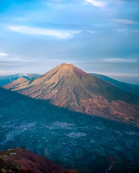 Gunung Sindoro, biasa disebut Sindara, atau juga Sundoro (Ketinggian puncak 3.150 mdpl) (Jawa: ꦒꦸꦤꦸꦁ​ꦱꦶꦤ꧀ꦢꦫ, translit. Gunung Sindara) merupakan sebuah gunung volkano aktif yang terletak di Jawa Tengah, Indonesia, dengan Temanggung sebagai kota terdekat. Gunung Sindoro terletak berdampingan dengan Gunung Sumbing.Gunung sindara dapat terlihat jelas dari puncak sikunir dieng. Got7 Mark Tuan, Got7 Mark, Mark Tuan, Travel Stories, Great View, Mount Rainier, Home Interior Design, Places To Go, Interior Design