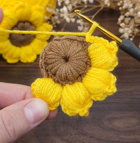 Sunflower Leaves Crochet Pattern, Crochet Sunflower Petals, Large Crochet Sunflower, Crochet 3d Sunflower, Crochet Round Sunflower Blanket, Sunflower Crochet, Crochet Wool, Crochet Sunflower, Crochet Purse