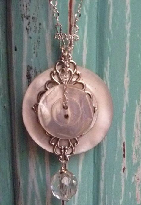 Button Jewellery, Button Pendant, Button Creations, Vintage Jewelry Ideas, Button Necklace, Repurposed Jewelry, Jewellery Ideas, Antique Buttons, Button Art