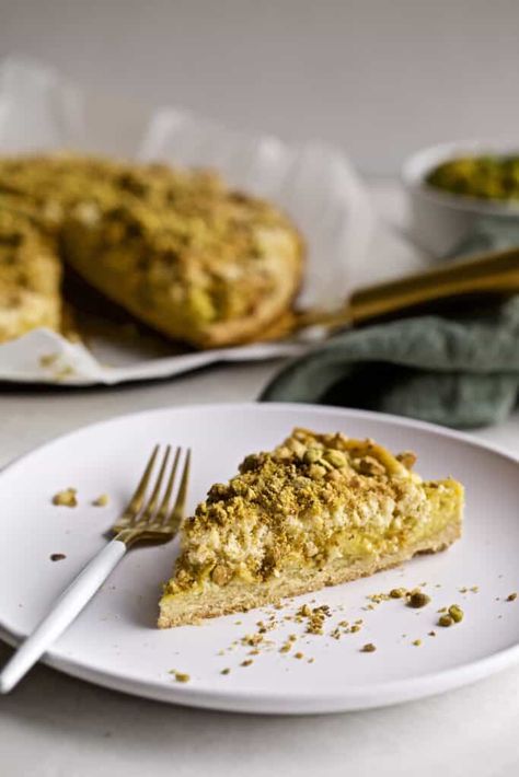 Pistachio Crumb Cake, Fancy Pistachio Dessert, Italian Pistachio Dessert, Cake With Pistachio Cream, Pistachio Paste Recipe Desserts, Desserts With Pistachio Cream, Pistachio Cream Dessert, Best Pistachio Cake, Pistachio Cream Cake