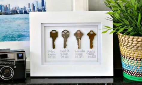 DIY Home Key Art - Memorabilia display of all the places you've lived. Find the tutorial for this DIY craft project plus 10 more crafts that you can make for your home using old keys! These are so neat! Old Key Crafts, Sentimental Art, Key Crafts, Old Baskets, Diy Playbook, Key Art, Old Keys, Old Key, Keys Art