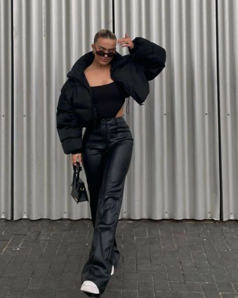 Short Winter Coat, Winter Mode Outfits, Cropped Puffer Jacket, Best Style, Looks Street Style, Looks Black, Causual Outfits, Mode Inspo, Couple Outfits