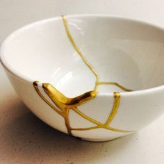 Kintsugi Art, Gold Bowl, Imperfection Is Beauty, Art Japonais, Japanese Pottery, Japanese Ceramics, Wabi Sabi, Ceramic Pottery, Ceramic Art