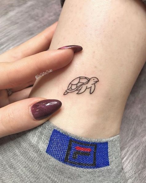 Bubble Tattoo, Tortoise Tattoo, Turtle Tattoo Designs, Hand Tattoos For Girls, Elbow Tattoos, Tasteful Tattoos, Henna Tattoo Designs Simple, Turtle Tattoo, Classy Tattoos