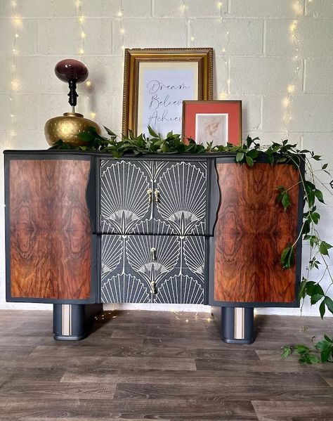 Gold Accent Furniture, Art Deco Buffet Sideboard, Unique Furniture Painting, How To Decorate A Sideboard, Art Deco Buffet, Cabinet Art, Sideboard Drinks Cabinet, Art Deco Sideboard, Painted Sideboard