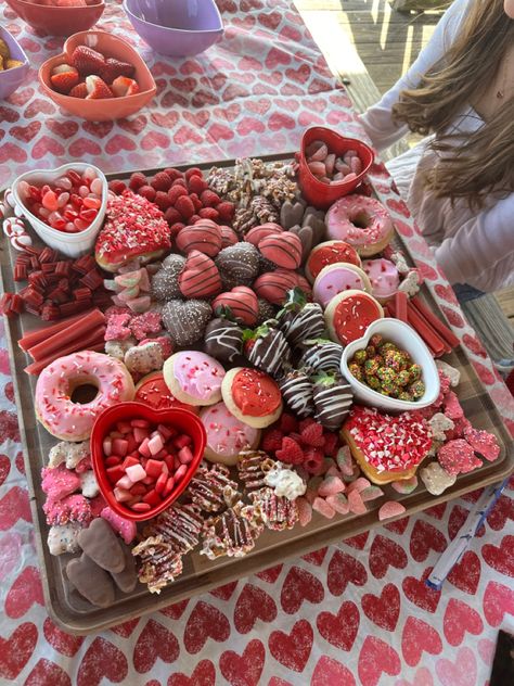 Food Boards For Parties Valentines, Valentines Desert Board, Valentines Dessert Charcuterie, Galantines Ideas Food, Party Snacks Aesthetic, Cute Party Food, February Birthday Party Ideas, Galentines Ideas, Valentines Board