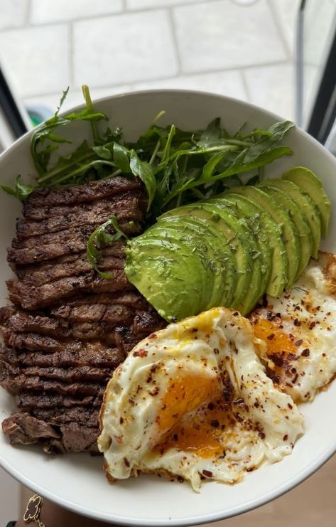 Steak Avocado, Eggs And Avocado, Avocado Eggs, Healthy Lunch Snacks, Healthy Food Menu, Healthy Food Inspiration, Easy Healthy Meal Prep, Food Motivation, Low Carb Meal