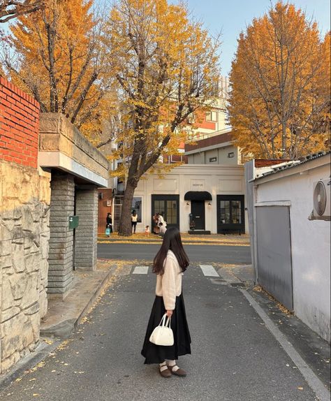 Fall Modest Outfits, Autumn In Korea, South Korea Photography, Japan Autumn, Bukchon Hanok Village, Everyday Fashion Outfits, Japan Aesthetic, Fall Photoshoot, Paris Photos