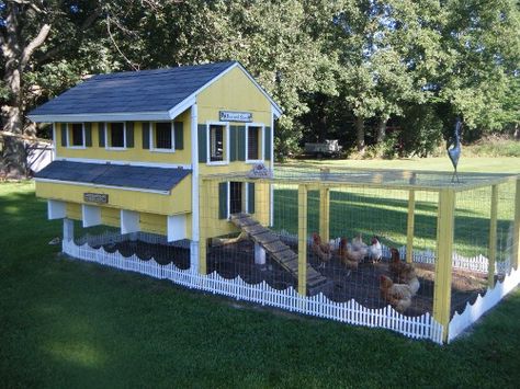 White picket fence coop Reban Ayam, Chicken Coop Plans Free, City Chicken, Cute Chicken Coops, Diy Chicken Coop Plans, Chicken Coop Run, Coop Design, Chicken Coop Designs, Building A Chicken Coop