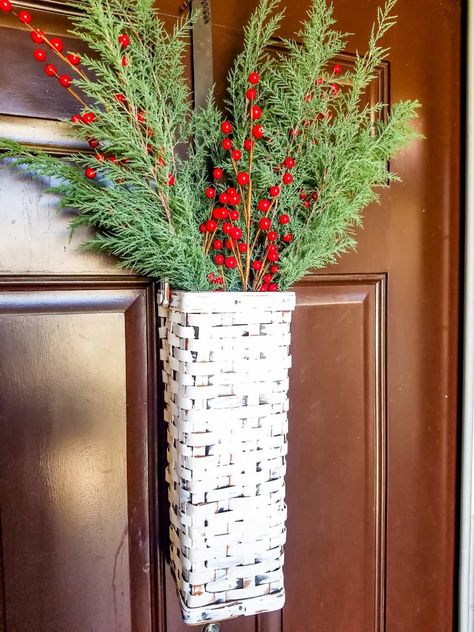 Farmhouse Front Door Christmas Basket - I took a $2 thrift store basket and updated it with some chalk paint to make this cute front door basket. Christmas Door Basket, Christmas Tree In Basket, Plain Wreaths, Front Door Baskets, Door Basket, Favorite Christmas Recipes, Front Door Christmas, Orange Wreath, Christmas Basket