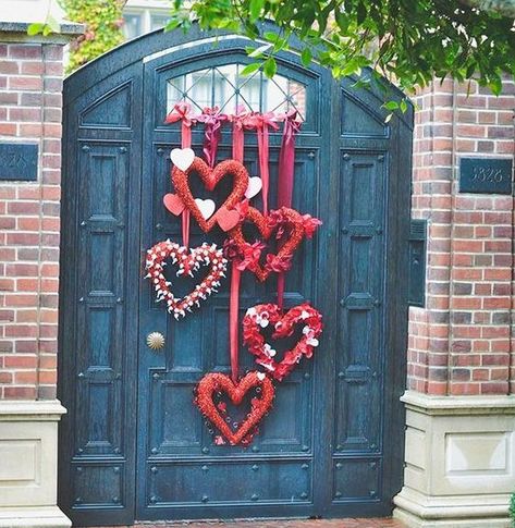 18 Low-Cost Decorations That You Can DIY For This Valentine's Day Valentines Outdoor Decorations, Valentine's Home Decoration, Saint Valentin Diy, Valentines Bricolage, Valentine Wreath Diy, Diy Valentine's Day Decorations, Elegant Doors, Diy Valentines Decorations, My Funny Valentine