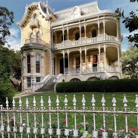 Historical Homes Of America on Instagram: “John Bremond House built in 1886 in Austin, TX, photo by @joeydiesel23 #arch #archie #architecture #architecturephotography…” Gothic Queen Anne House, Old Victorian Mansions, Late Victorian Architecture, Sacramento Victorian Houses, House Structure Design, Victorian House San Francisco, Queen Victoria Building Sydney, Victorian Era Homes, Victorian Manor