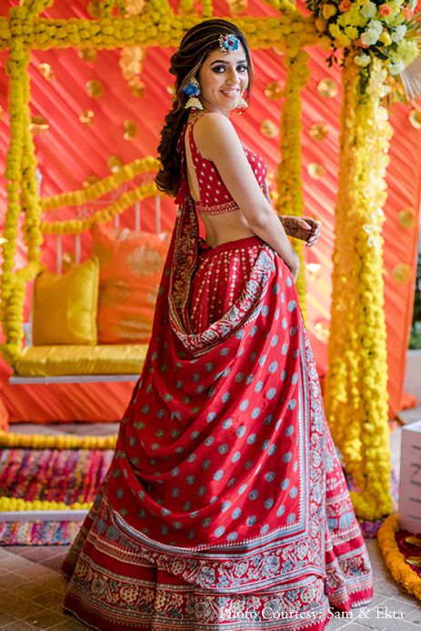 Lengha Choli Photo Pose, Mata Pujan Look, Choli Pic Pose, Mata Pujan Dress For Bride, Lehnga Poses Photoshoot Ideas At Home, Lehenga Poses Photography, Dulhan Lengha, Garba Shoot, Choli Pose