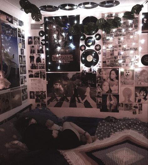 Glam Rock Bedroom, Bedroom Ideas 90s, Punk Bedroom Aesthetic, Punk Rock Bedroom, Alt Bedroom, Grunge Aesthetic Bedroom, Grunge Bedroom Aesthetic, 90s Room Aesthetic, Bedroom Aesthetic Grunge