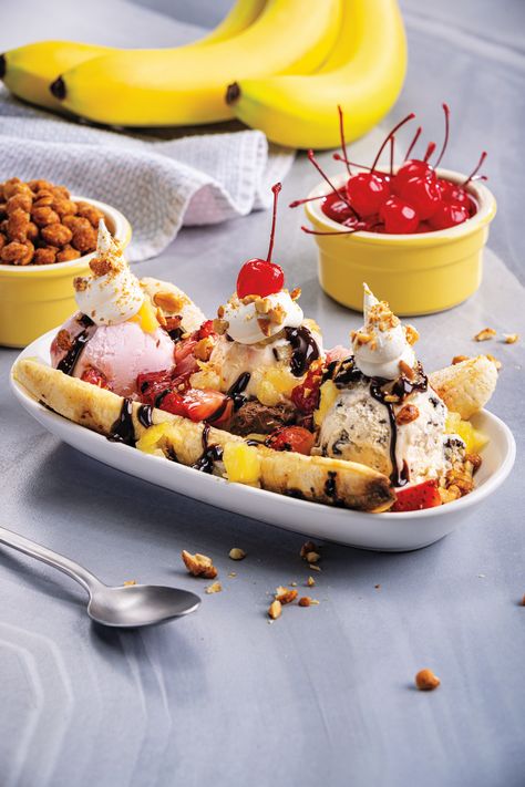 It’s almost National Ice Cream Day! We couldn’t think of a tastier way to celebrate than with this Grilled Banana Split! Banana Split Dessert Ice Cream, Froyo Recipe, Banana Split Recipes, Banana Split Ice Cream, National Ice Cream Day, Banana Split Dessert, Delish Desserts, Yummy Desserts Easy, Fresh Dishes