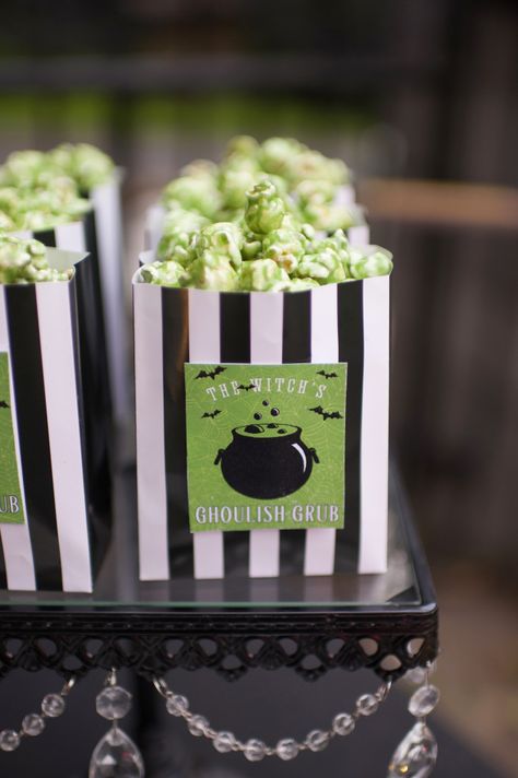 Popcorn Halloween, Beetlejuice Wedding, Green Popcorn, Hay Bale Art, Juice Party, Halloween Themed Snacks, Halloween Juice, Postres Halloween, Halloween Green