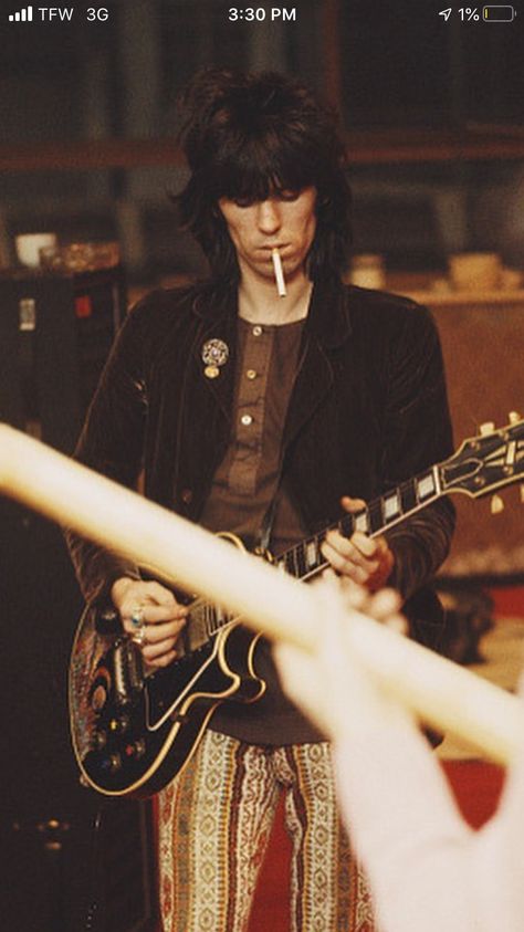 Keith looking absolutely 60s with his psychedelic pattern pants Rock N Roll Circus, Rock And Roll Circus, Rolling Stones Keith Richards, Turn The Page, Pattern Pants, Striped Trousers, Les Paul Custom, Stevie Ray Vaughan, Musica Rock