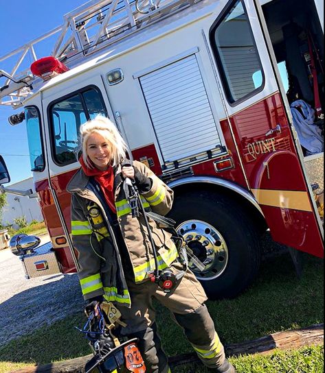 Women Firefighters, Firefighter Training, Girl Firefighter, Firefighter Gear, Firefighter Pictures, Firefighter Emt, 1st Responders, Female Firefighter, Fighter Girl