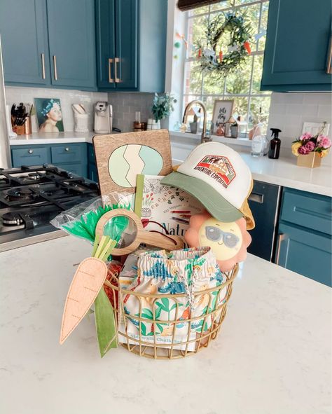 Preschool Easter Basket, Easter Decor Table, Vintage Easter Decor, Decorating Table, Creative Easter Baskets, Easter Decor Ideas, Boys Easter Basket, Baby Easter Basket, Baby Boy Easter