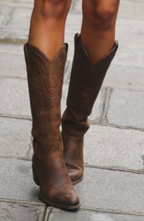 Cowboy Boots Women Aesthetic, Cowboy Boots Outfit Aesthetic, Cowboy Boot Aesthetic, Casual Cowboy Boots, Cowgirl Boots Aesthetic, Cowboy Boots Aesthetic, Brown Cowboy Boots Outfit, Women Cowboy Boots, Cowgirl Boots Brown