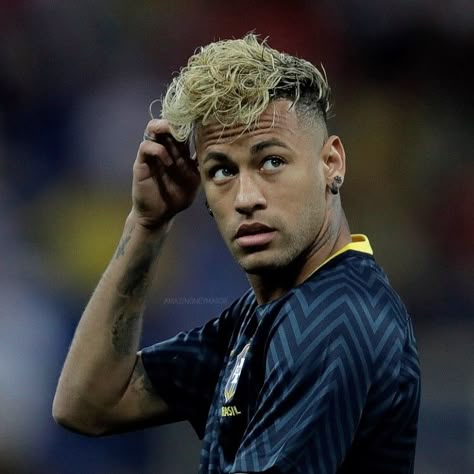 Neymar Hair, Noodle Hair, Goat Messi, Blonde Tips, Neymar Football, Messi And Ronaldo, Best Profile Pictures, Neymar Jr, Best Player