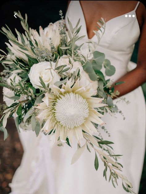 Protea Bouquet Wedding, Protea Wedding, Wedding Flower Trends, Protea Bouquet, Retro Wedding Hair, Green Wedding Bouquet, Mumu Wedding, Green Wedding Colors, Elegant Wedding Hair