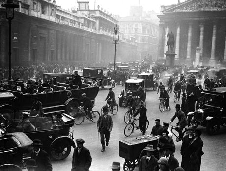 Grid lock in 1920s London 1920 Aesthetic, 1920s London, 20s Aesthetic, Victorian Room, Fun Fact Friday, Bank Of England, London History, Orient Express, Old London