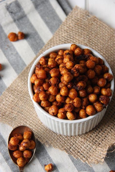 Harissa Roasted Chickpeas | The Home Cook's Kitchen Harissa Chickpeas, Vegetarian Roast, Harissa Recipes, Best Guacamole Recipe, Spiced Chickpeas, Appetizers Easy Finger Food, Good Healthy Snacks, Roasted Chickpeas, Bring Up