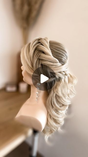 Willemijn Vlot • Hairdo by Mijntje • Bruidsstyliste on Instagram: "Chunky fishtail braid tutorial❤️ Watch, save & learn 🥰 My Online Bridal Hair Academy is available worldwide! 🌎 English, Spanish & Dutch 🇬🇧🇺🇸🇪🇸🇳🇱 Take a look at the new Academy! And get 2 months free on a subscription!! 🤩 See link in bio❣️ . . . #hairstyling #instahair #hairdo #hairstyle #hairstyles #hairinspo #hairinspiration #hairvideo #weddinghair #weddinghairstyle #weddingupdo #weddingupdos #updo #bridalhair #updos #updostyle #braids #braidedhair #hairdobymijntje  #hairofinstagram #hairgoals #hairtutorial #weddinghairstyles #bridalhairstyle  #stylistssupportingstylists  #haircrush #bridalupdo #bridehairstyle #bridalhairstyles  #hairtutorials" Dutch Fishtail Braid Tutorial, Fishtail Braid Tutorial, Updo Tutorials, Spanish Hairstyles, Braid Updo Tutorial, Fishtail Braid Updo, Bridal Fishtail Braid, Dutch Fishtail Braid, Hair Academy