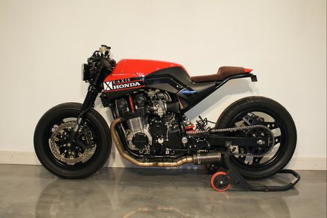 This Honda CBX750 by X-Axis is a unique custom build created by former British MXGP champion, Billy MacKenzie. The bike started as an original CBX750 and underwent a complete ‘cafe racer’ transformation in 2018. The front end features a 2014 Honda CBR600RR combined with the original frame, while the fuel cell, tail, and subframe were redesigned. The engine was meticulously rebuilt by Guy Amor, with upgraded components and custom exhausts. The bike retains original headlights, adds... Honda Cbx750, Motorcycle Mechanic, Oil Service, Honda Cbr600rr, Honda Motorcycles, Engine Rebuild, Fuel Cell, Custom Motorcycle, Front End