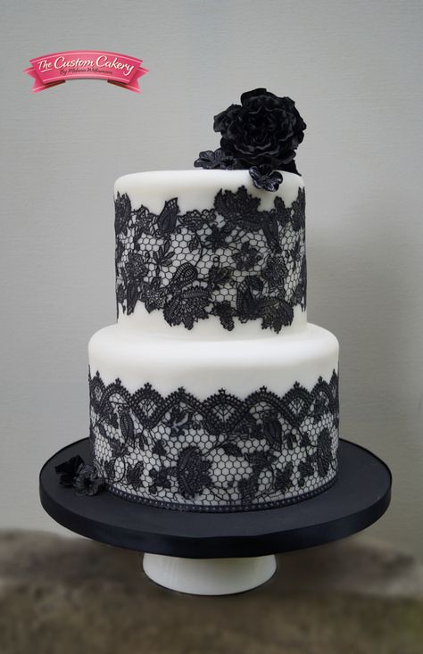 Simple Gothic Wedding Cake, Gothic Wedding Cake Ideas, Goth Wedding Cake, Spooky Brunch, Black Lace Wedding Cake, Cake Forest, Wedding Cake Dark, Wedding Cake Forest, Gothic Wedding Cake