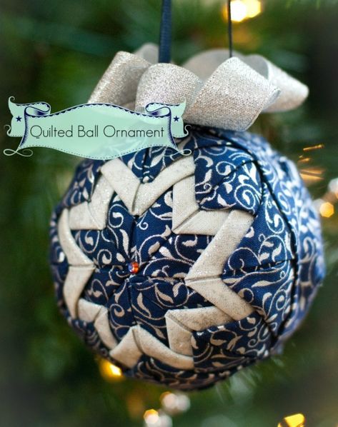 Diy Quilted Christmas Ornaments, Sewn Christmas Ornaments, Fancy Christmas Ornaments, Fabric Balls, Folded Fabric Ornaments, Christmas Tree Decorations Diy, Quilted Ornaments, Quilted Christmas Ornaments, Ornament Tutorial