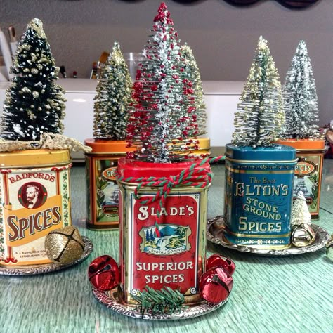 Spice Tin Crafts, Spice Tins Christmas, Vintage Spice Tins Christmas, Spice Tins Repurposed, Christmas Upcycle, Vintage Spice Tins, Christmas Assemblage, Eclectic Christmas, Christmas Deco Ideas