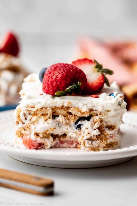 Easy Berry Icebox Cake Berry Icebox Cake, Refrigerator Desserts, Lemon Icebox Cake, Refrigerator Cake, Icebox Cakes, Easy Summer Dessert Recipes, Easy Summer Dessert, July Desserts, Strawberry Bread