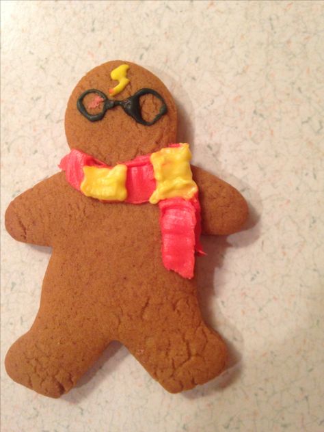 Harry Potter gingerbread man Gingerbread Harry Potter, Gingerbread Man Design Ideas, Gingerbread Man Cookie Decorating Ideas, Harry Potter Christmas Cookies, Gingerbread Man Ideas Decorating, Gingerbread Men Decorating Ideas, Gingerbread Man Decorating Ideas, Harry Potter Cookies, Christmas Harry Potter