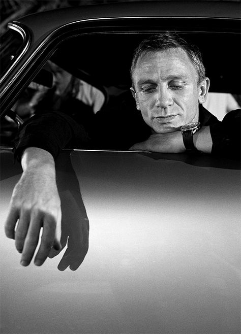 James Bond Comic, James Bond 007, Iconic Photographs, Daniel Craig Aesthetic, Bond Aesthetic, Iconic People, James Bond Wallpaper, 007 Aesthetic, James Bond Aesthetic