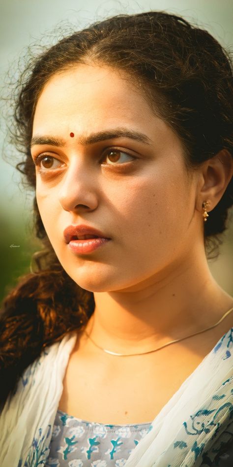 Without Dressing Women, Nitya Menon Hd Images, Nithya Menon Hd Wallpaper, Nithya Menon Cute, Nitya Menon, Actress Without Makeup, Beauty Face Women, Bollywood News, Desi Beauty