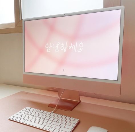 Pink Apple Computer Aesthetic, Pink I Mac Apple, Pink Mac Computer, Pink Apple Desktop, Pink Mac Desktop, Pink Imac Desktop, Pink Imac Desk Setup, Apple Computer Aesthetic, Pink Imac