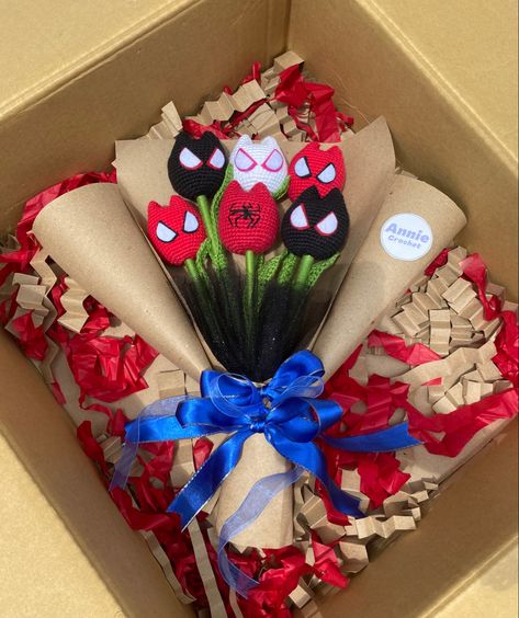 Crochet Flowers For Men, Spiderman Crochet Bouquet, Boy Bouquet Ideas, Crochet For Men Gift Ideas, Things To Crochet For Men, Crochet Gifts For Boys, Crochet For Boyfriend, Marvel Gift Ideas, Spiderman Bouquet