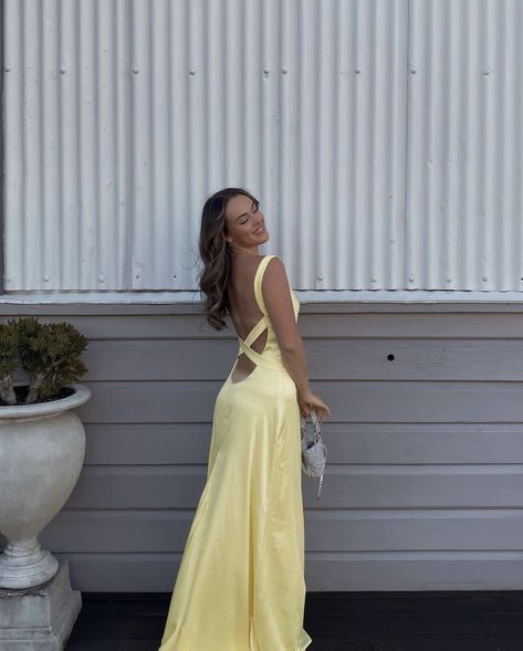 Prom Dress Inspiration Yellow, Prom Dresses Light Yellow, Andie Anderson Yellow Dress, Backless Satin Prom Dress, Andie Anderson Outfits, Yellow Ball Dress, Pale Yellow Prom Dress, Yellow Dress Outfit Classy, Dresses Oscars