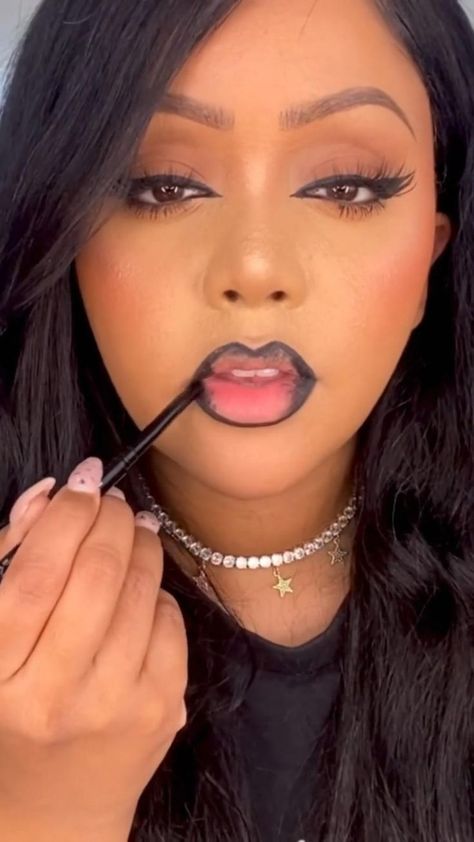 This is your sign to line your👄 with a black liner🖤 pair this with your headwrap from WrapQueen in 2022 | Glamour makeup, Black hair makeup, Makeup for black skin Black Hair Makeup, 2022 Makeup, Glossy Lips Makeup, Makeup For Black Skin, Lip Makeup Tutorial, Brown Skin Makeup, Face Makeup Tips, Makeup Tutorial Video, Dope Makeup