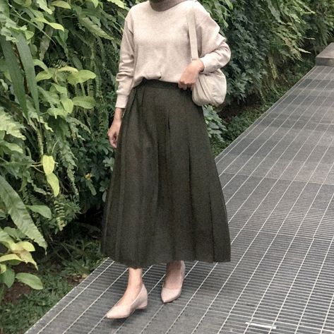 Uniqlo style hijab hijabstyle hijabootd ootd Uniqlo Skirt, Green Skirt, Uniqlo, Long Skirt, Pleated Skirt, High Waisted Skirt, Midi Skirt, Ootd, Skirt