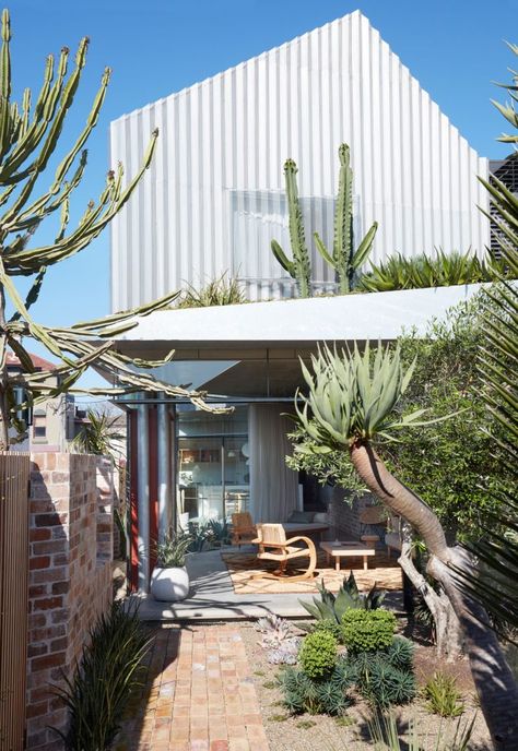 Bismarck House by Andrew Burges Architects tasked with less than conventional brief, creating and informal home that embraces its long and linear landscape. Bismarck House, Paddington House, House Minimalist, Pool Fencing, Australian Architecture, H Design, Landscape Materials, Architect House, House Garden