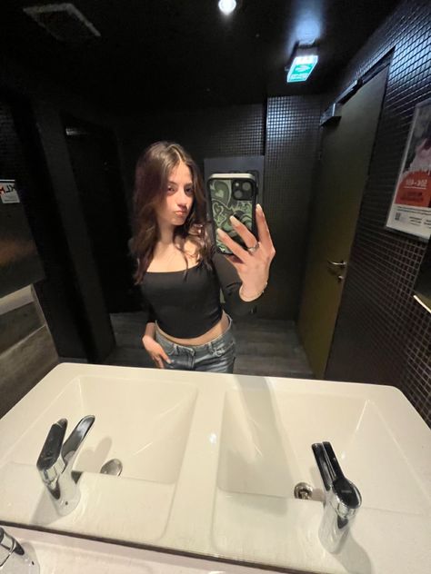 Bathroom Mirror Poses Photo Ideas, Bathroom Mirror Pic Ideas, Bathroom Poses, Bathroom Mirror Pics, Latina Insta, Photo Aestetic, Bathroom Mirror Selfie, Top Movies To Watch, Restaurant Bathroom